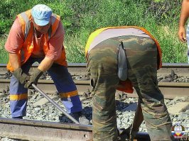 Из отзывов: "На 72-97, рост 169 сели отлично. У меня всегда проблема в соотношении талия/бедра и широкие икры, а эти как по мне шили - длина идеальная. Ну и конечно молния сзади - самый смак. Приехали за месяц в МО, подарок мне любимому".