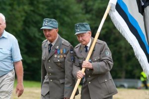 Что ты там делала, работала девушкой с низкой социальной ответственностью?