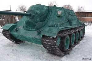 В Омске заключённые вылепили из снега "Тополь-М" в натуральную величину