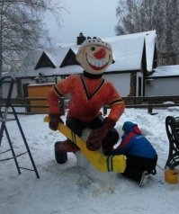В Омске заключённые вылепили из снега "Тополь-М" в натуральную величину