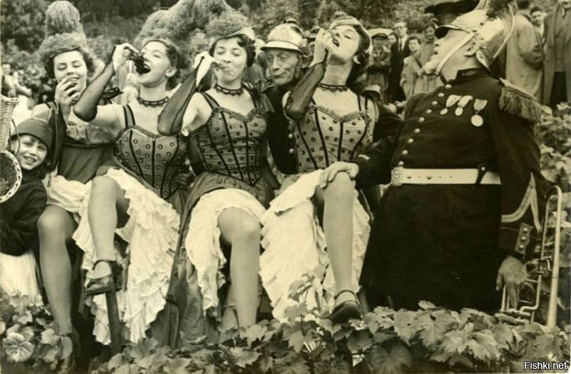 Мулен Руж. Танцовщицы  принимают участие в ежегодном празднике, посвященном сбору винограда. Монмартр. Париж. Четвертая Французская республика. 1950-е года.