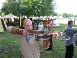 Как сказать, викингам никто луки не запрещал и арбалеты.