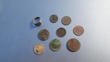 Здоров, земляк. Не там видать искал. Какой прибор? Я на асю 250 вот что нацеплял за одну поездку. Ценного ни чего, но время на свежем воздухе бесценно. Ну и конечно много всякого мусора.