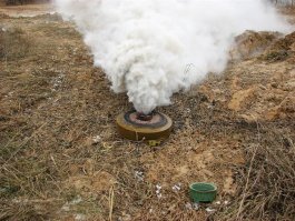 Ох, ребят! А мне больше повезло. По счастливой случайности, старший брат кореша служил в части ВВ, в паре км от дома и посчастливилось нам упереть вот ЭТО! дымила эта хреновина минут 20... Весь посёлок на ушах! менты, пожарные... зато весело было, аж трындец)))