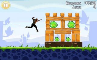 Пользователи Интернет узрели в новом постере к фильму со «Скалой» что-то неладное