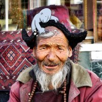 Иллюстратор дорисовывает забавные картинки к чужим фото