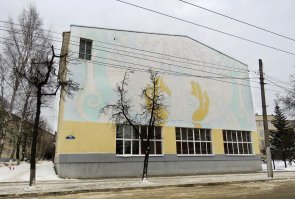 "И вот в 1378 году один из верховских князей продал Москве крепость Калугу на северном берегу Оки - так она впервые появляется в летописях"
Первое упоминание о Калуге в летописях было в 1371 году.

Фото с торцем это второй корпус КФ МГТУ им. Н.Э.Баумана, в нем расположены кафедра физкультуры и спортивный зал. Кстати, напротив этого здания на перекрестке улиц Королева и Циолковского установлен памятник им, мне кажется, лучше его было сфотографировать, чем магазины. Сама улица Королева завершается Музеем Космонавтики, там сейчас проводится реконструкция внутренней части с ремонтом спуска к Яченскому водохранилищу.