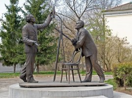 "И вот в 1378 году один из верховских князей продал Москве крепость Калугу на северном берегу Оки - так она впервые появляется в летописях"
Первое упоминание о Калуге в летописях было в 1371 году.

Фото с торцем это второй корпус КФ МГТУ им. Н.Э.Баумана, в нем расположены кафедра физкультуры и спортивный зал. Кстати, напротив этого здания на перекрестке улиц Королева и Циолковского установлен памятник им, мне кажется, лучше его было сфотографировать, чем магазины. Сама улица Королева завершается Музеем Космонавтики, там сейчас проводится реконструкция внутренней части с ремонтом спуска к Яченскому водохранилищу.