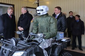 Российский ответ аферисту Маску. Сейчас эти 3 бустера разгонят красную точилу до 3й жигулевской скорости и самостоятельно вернутся к пивасику. Рулить будет андроид Федор.