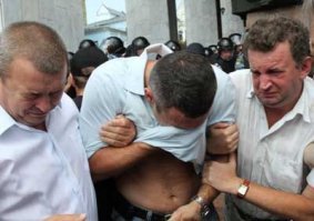 Девочка с нордическим характером пытается есть луковицу как яблоко