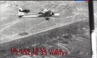 Показания летчика-испытателя НИИ ВВС В.В. Рыбушкина записал корреспондент  Правды :  Задание я получил в 5 часов вечера 17 мая вместе с летчиком Благиным. Мне было приказано взять на борт кинооператора Щекутьева... Я поднялся первым, за мной взлетел Благин. Затем поднялся  Максим Горький . Я пристроился слева от него. Благин - справа.
На втором круге  Максим Горький  сделал разворот влево и пошел по направлению к аэродрому. Я поднялся немного выше и шел метрах в пятидесяти от левого крыла самолета. Смотрю, Благин, находясь на правом крыле, сделал правую  бочку  и отошел по инерции вправо от самолета. Затем он перешел на левое крыло; я немного отошел в сторону и поднялся выше, решив, что он будет делать левую  бочку  и его самолет отнесет влево.
Благин прибавил газу, вышел вперед и стал делать новую фигуру высшего пилотажа. Это было очень опасно, так как его по инерции могло затащить на  Максима Горького . Фигура у него не получилась, он потерял скорость и врезался в правое крыло  Максима Горького , около среднего мотора. Видимо, он ударился в масляные баки (ибо взвился клуб черного дыма, пробил мотором верхнюю и нижнюю обшивки крыла и сломал лонжероны).
Удар был чудовищной силы,  Максим Горький  накренился вправо, от него отделился черный капот и куски тренировочного самолета.  Максим Горький  пролетел по инерции еще 10-15 секунд, крен все увеличивался, и он начал падать на нос. Затем оторвалась часть правого крыла, потом отлетела часть фюзеляжа с хвостом, самолет перешел в отвесное пикирование и перевернулся на спину. Машина ударилась о сосны, стала сносить деревья и окончательно рассыпалась на земле... 
Кое кто из живших на тот момент на Песчаных улицах вспоминали, как падал самолет, как вперемешку с кусками самолета летели люди.
Самолет Максим Горький за несколько секунд до крушения и дом, куда он упал.
По указанному адресу в настоящее время есть только пустой участок.