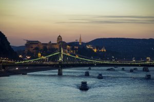 "...К чему это чванливое высокомерие?... "
О каком высокомерии идёт речь? Здесь обратное - унижение достоинства других, чтобы собственное убожество не выделялось на их фоне. 
Был в Будапеште - великолепный город на Дунае!