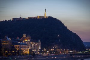 "...К чему это чванливое высокомерие?... "
О каком высокомерии идёт речь? Здесь обратное - унижение достоинства других, чтобы собственное убожество не выделялось на их фоне. 
Был в Будапеште - великолепный город на Дунае!