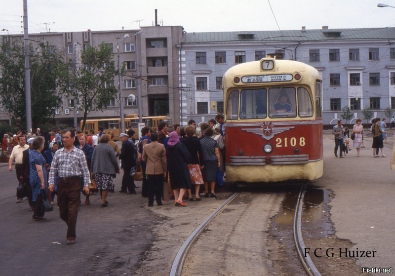 Красный трамвай на фото напоминает наш старый казанский трамвай. В детстве часто ездил на таком.
