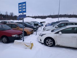 к сожалению это удовольствие стоит далеко не 100 евро, мне вот обошлось в бюджетном сервисе 420 евро (работа+детали+включая розетку в салон), а вот эбер значительно дороже 2000-2400евров вместе с установкой, а из плюсов только автономность, из минусов меняешь акб на новый каждый 3 год. Вот так у нас выглядит парковка на работе: