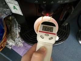 Ну вот со Стеллой зря так поступили. Бабка реально ожоги третей степени получила. Да и просила-то только пару тысяч (оплатить счета за больницу) и понизить температуру подаваемого кофе. Суть иска была не в том что облилась, а в том что кофе пролитый кофе не должен приводить к ожогам.
П.С. температура кофе продаваемого в Макдональдсе в 1992 году в США была установлена на уровне 180-190 градусов по Фаренгейту (82-87 по Цельсию).
П.П.С.
Я недавно гораздо более холодным облился, и было довольно-таки неприятно. При том что облил оголённую руку по которой кофе стёк, а не впитался в одежду и сиденье, продолжая находиться в контакте с кожей, как у неё.