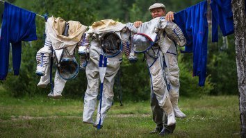 И денег из бюджета не получал, и нефтью-газом народным не торговал, и зарплату работники вовремя получали, и попы не освящали, и иконы не загружал. Неправильный какой-то Маск.