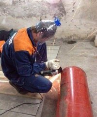 "Нету каски? Не беда! - причем здесь каска? И то что чувак газовый баллон пилит, никого не смущает?
