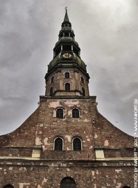 Светлые пятна на фасаде собора это следы ремонта от пуль и осколков. Главный собор Риги. А было так.  Тяжело смотреть на родные места того времени,особенно понимая что было с людьми. Следы остаются и на/в земле и на зданиях и в памяти.