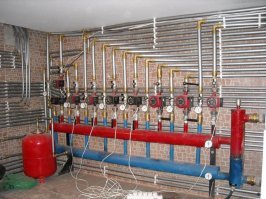 Я не спец в данной области. Но смотрел ролики на ютьюбе, вроде как знающие(?) люди говорят что индивидуальное отопление - экономичнее выходит. Особенно принимая во внимание тот факт, что теплотрассы сильно изношены в большинстве городов, и с нас постоянно дерут деньги за ремонты труб, когда летом все по 2 недели сидят без горячей воды. + ТЭЦ засирает экологию города + ремонты делаются таким образом чтоб было необходимо ремонтировать ещё раз ровно через год, потому что с этого корыта кормится целая армия чиновников и СМУ разных сортов. Так вот, если человек с образованием в данной теме, кто можете грамотно пояснить за плюсы и минусы, аргументировав своё высказывание. Без таких вбросов как в статье, что одни мы умные, а все кругом  - дураки?
Тема интересная, а мне самому не хватает знаний чтоб разобраться, и информация которая есть в свободном доступе порой слишком противоречива.
*Картинка для привлечения внимания*