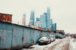 Как то печально смотрятся российские города, на фото не стык времён а нищета и блеск. Но фото из других стран именно разные эпохи.