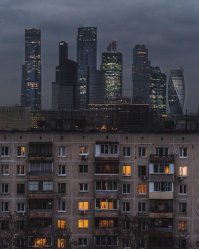 Как то печально смотрятся российские города, на фото не стык времён а нищета и блеск. Но фото из других стран именно разные эпохи.