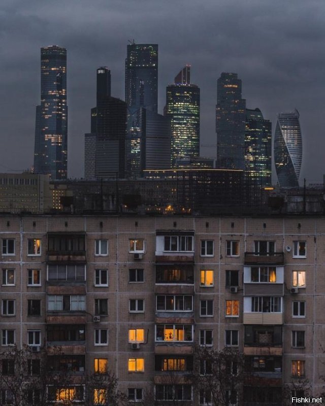 Как то печально смотрятся российские города, на фото не стык времён а нищета и блеск. Но фото из других стран именно разные эпохи.