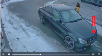 Мне кажется, или у тачки уже в начале записи морда разбитая? Сдается мне, она не первые ворота уже таким образом открывает. Чувствуется опыт и решительность )