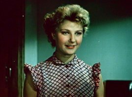 Ну как можно не влюбиться в эту Женщину?
Мало того,что красивая -она ,ещё и талантливая!
Гардемаринов кто нам подарил?