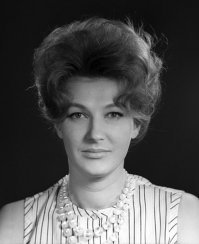 Ну как можно не влюбиться в эту Женщину?
Мало того,что красивая -она ,ещё и талантливая!
Гардемаринов кто нам подарил?