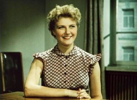 Ну как можно не влюбиться в эту Женщину?
Мало того,что красивая -она ,ещё и талантливая!
Гардемаринов кто нам подарил?