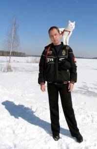 С этим приятелем  я автостопом в Анапу, на море.  Обычно, поводок не требуется.