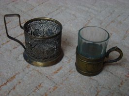 На мой очень похож (техника изготовления)!   :)
Очень любил в детстве пить чай из стакана в подстаканнике... :)
Мои (эх, почистить нужно, не пользовались давно...):