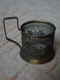 На мой очень похож (техника изготовления)!   :)
Очень любил в детстве пить чай из стакана в подстаканнике... :)
Мои (эх, почистить нужно, не пользовались давно...):