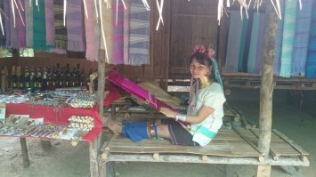 Очень жаль этих женщин, первое кольцо девочке одевают в 5 лет, а потом каждый год увеличивают. До 15-18 колец на шее, вес до 3 кг.