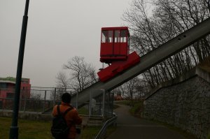 Мне в детстве часто снился сон, в котором я захожу в лифт, нажимаю кнопку. Лифт начинает подниматься, поднимается над домом, затем летит над городом и я смотрю в окно и вижу все с высоты, а потом лифт останавливается в другом здании. И вот несколько лет назад я оказался в Праге. И гуляя по городу обнаружил прямо таки такой лифт. Жалко, что не удалось на нем прокатиться.