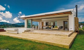 Почему у вас  вся печь  снаружи  дома ?  Всё тепло ведь  на улицу  уходит !
 -Ну  не знаю, традиция. Зайчикам и прочим  зверюшкам тоже погреться  хочется.