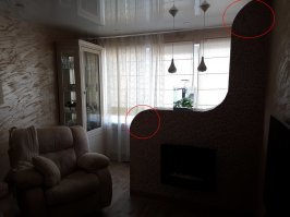 вы меня, конечно, простите, но оранжевая мозаика в гостиной это даже не безвкусица. Это мог вам предложить только, как вы сами выражаетесь, "колхозник".
И почему на радиусах разный тип укладки самой мозаики?
Сами радиусы почему кривые как коряга?

Вы действительно это считаете образцом хорошего дизайна и исполнения?