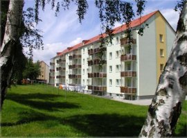 Вот еще картинка с примером. В ней еще и балконы новые построены. Внешние, ставшие после реконструкции большими по размеру, чем старые. 
И тоже отчетливо виден слой утеплителя. Над фундаментом.