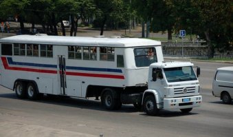 Кстати, на Кубе до сих пор эксплуатируются автобусы на базе грузового трейлера.