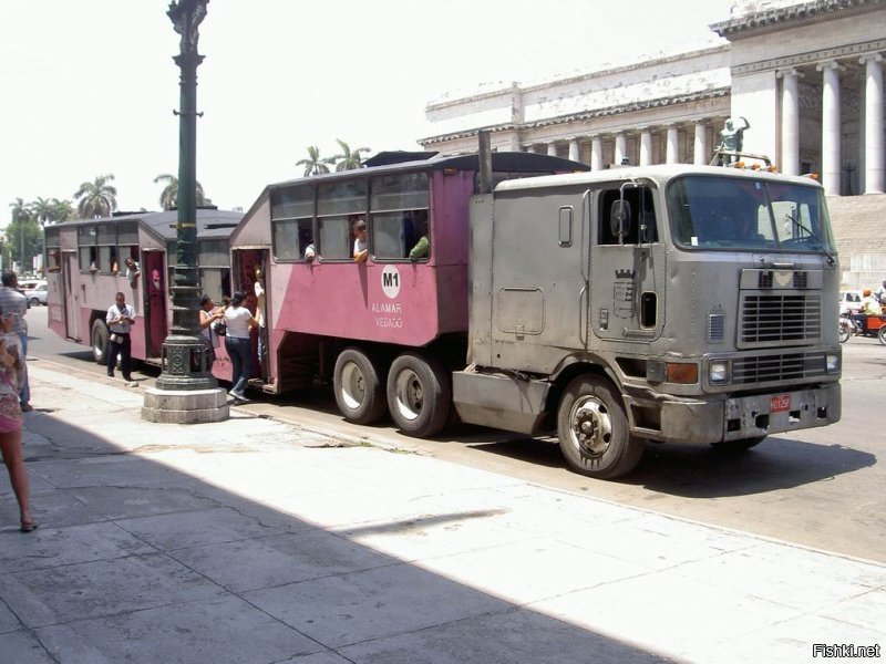 Кстати, на Кубе до сих пор эксплуатируются автобусы на базе грузового трейлера.