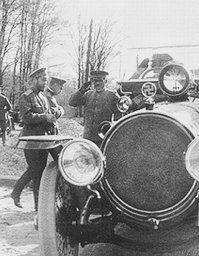 Аааа,император Николай II-фашист,на его автомобиле свастика и на погонах алтайской конной дивизии свастика!!!