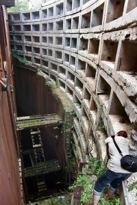 Служил в то время,когда его делали в 90-91 годах.Стоял на КПП на этот объект.Правда мы тогда не знали,что это должен был быть запасной командный пункт.Помню,как подходил с опаской к краю этого отверстия в земле,когда он ещё не был "одет" в бетон и наблюдал,как там,внизу,на дне,работал кажущейся таким маленьким экскаватор... Шалдонешский район,близ села Олешканы.