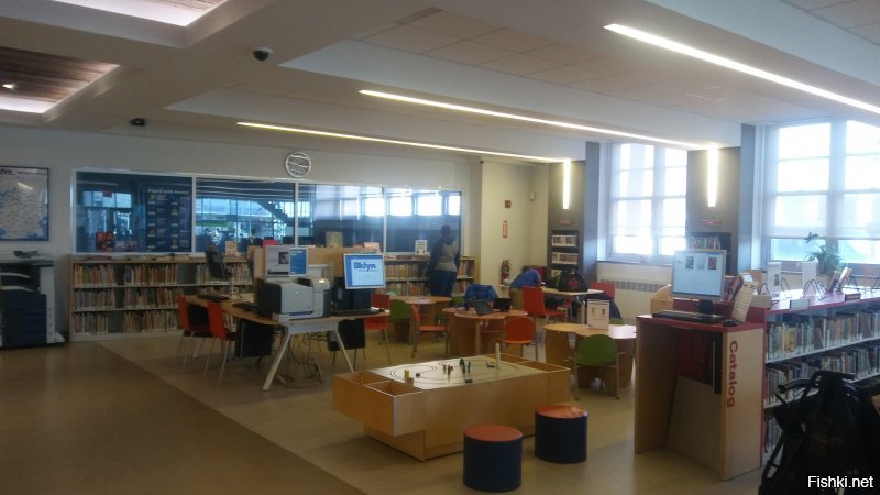 Неее, библиотеки безплатные.  Можно хоть весь день сидеть, и интернет там бесплатный и терминалом если нужно можно пользоваться и принтером.  Еще там металлодитекторы стоят.  Щас пойду сфоткаю, мне не далеко.