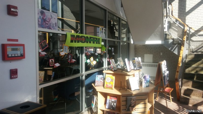 Неее, библиотеки безплатные.  Можно хоть весь день сидеть, и интернет там бесплатный и терминалом если нужно можно пользоваться и принтером.  Еще там металлодитекторы стоят.  Щас пойду сфоткаю, мне не далеко.