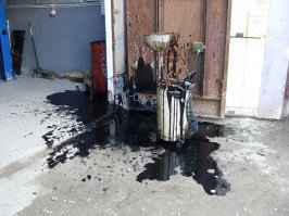 Фото "что-то пошло не так". Есть аналогичное фото, сделал при такой же ситуации, только масштаб трагедии поменьше. На фото - специальная приспособа для автосервисов, куда сливается отработанное масло с движка. Всё работает на воздухе, никакого электричества. Там есть хитрая система откачки масла из движков через щуп, ну где пробку не открутить или не подлезть... и есть система пневмоочистки резервуара с отработкой. Подключаешь шланг от компрессора, воздух давит внутрь бочки и масло под давлением выливается из специального шланга. Ну и соответственно несколько штуцеров и вентилей... Так вот, толи там шланг воздушный не туда подключают, толи с вентилями что-то путают, но при определённых условиях подключения всей этой шлангистики очень легко получить избыточное давление в бочке с отработкой и тогда ... большооой бадабум! Бочку не разрывает конечно, но фигачит через какую-то дыру - приходи глядеть.