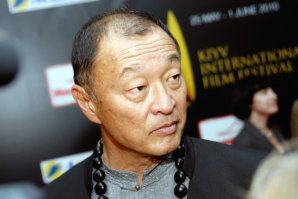 Какой Батор, это же сам Кэри-Хироюки Тагава за ней сидит.