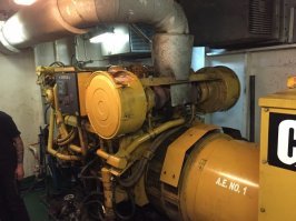 Справа человек стоит. Ну, чисто смеха ради, предположим что он не карлик и не великан. Ростом в диапазоне 160-180 см.