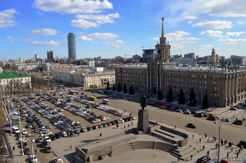 Действительно. Не может столько места свободного остаться на площади 1905 года. Екатеринбург