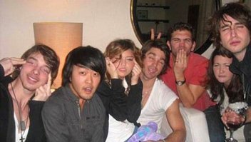 Кому интересно... Фото М.Сайрус с друзьями, где они растягивают глаза, изображая азиатов, было расценено правительством Китая как издевательство. Министр иностранных дел Китая официально запретил ей въезд в страну.